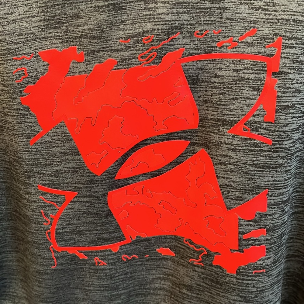 Under Armor Dark Grey w/Red Design Sz YXL Hoodie/Sweatshirt - Picture 4 of 5